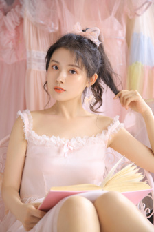 《年轻的女教师》在线观看